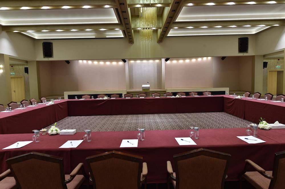 Carlton Al Moaibed Hotel Дамам Екстериор снимка The conference room of the European University