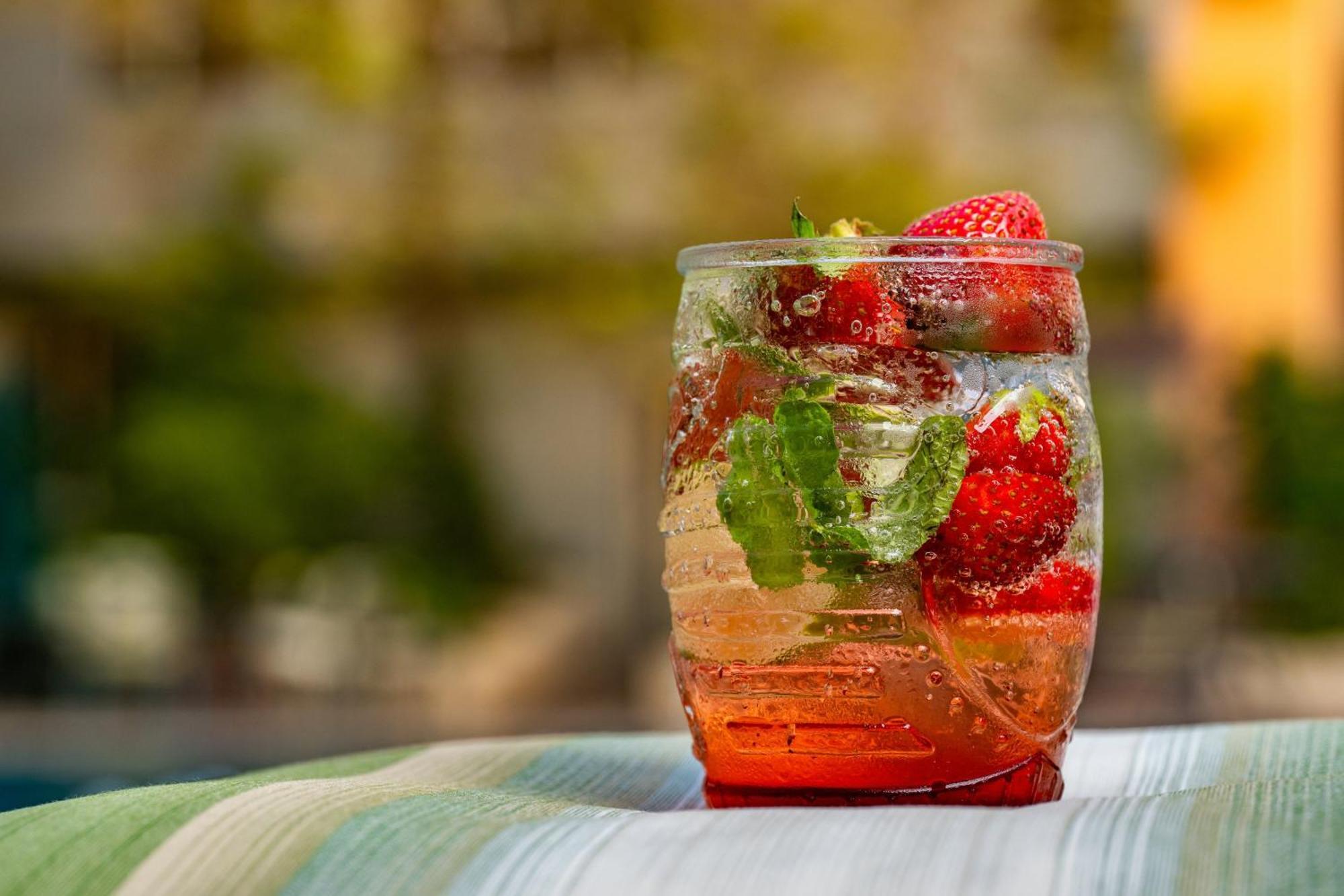 Carlton Al Moaibed Hotel Дамам Екстериор снимка A strawberry and mint caipirinha