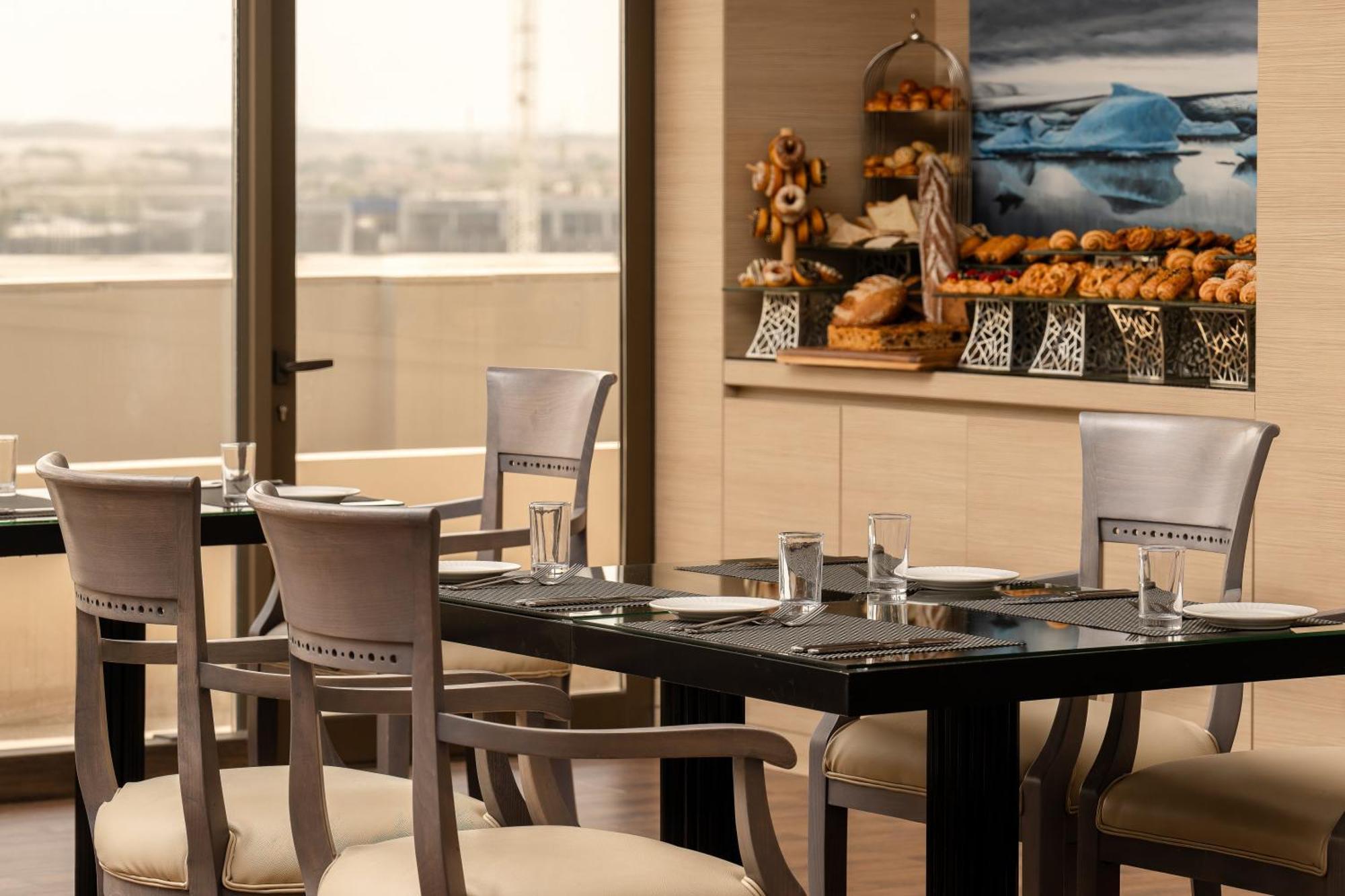 Carlton Al Moaibed Hotel Дамам Екстериор снимка The Club at the airport