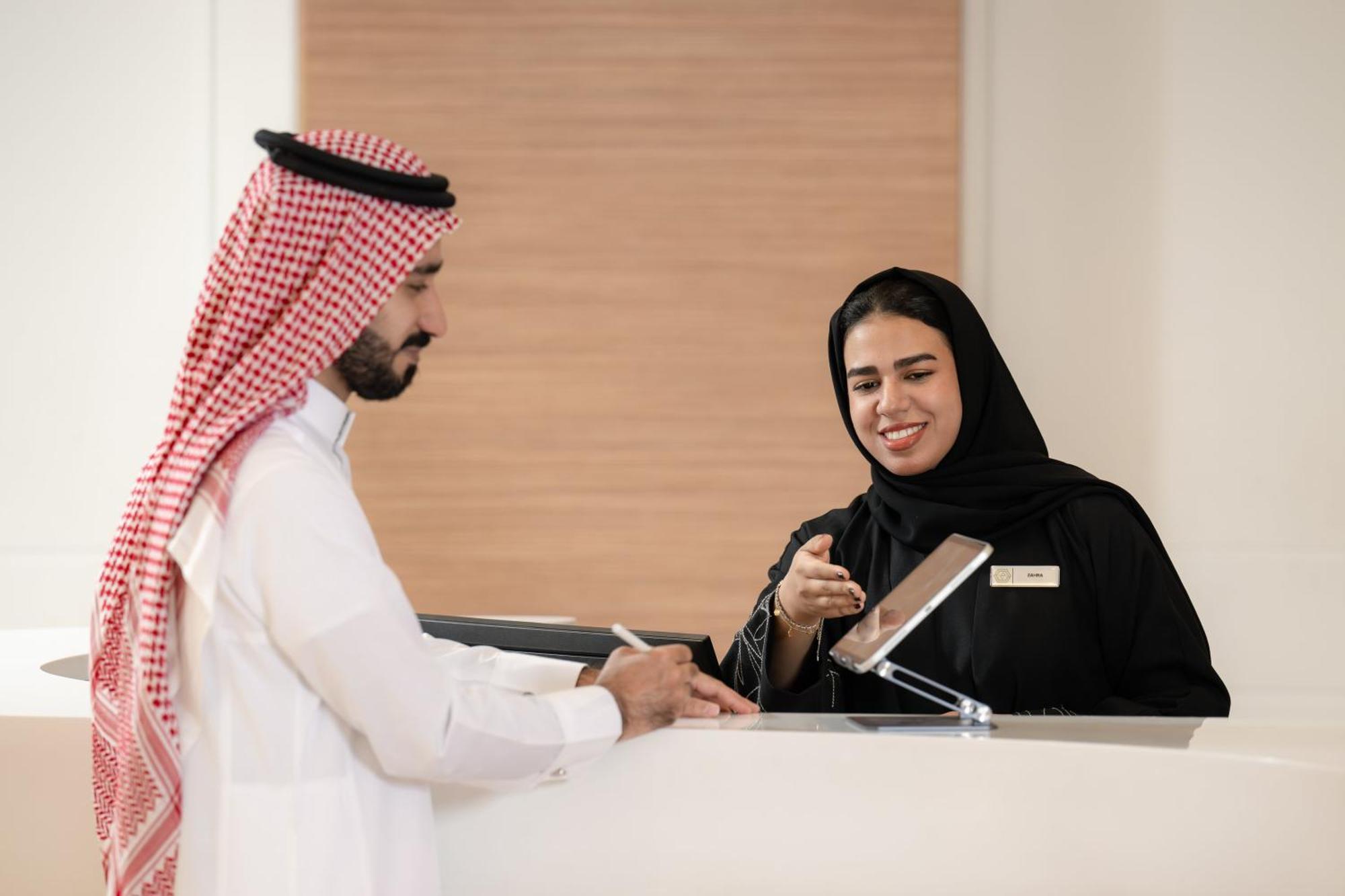 Carlton Al Moaibed Hotel Дамам Екстериор снимка A Saudi Arabian woman working at a hotel